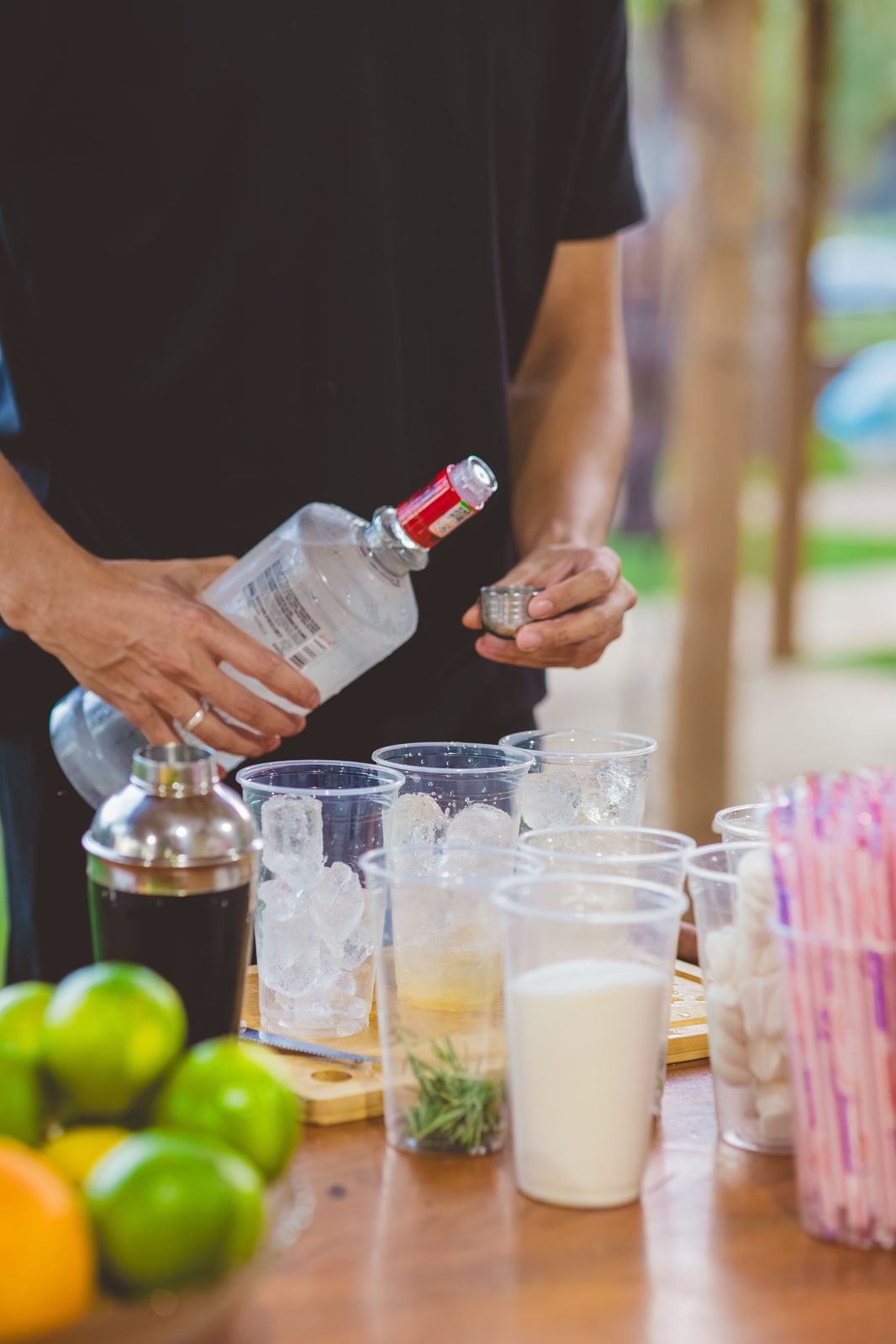 Bartender mixing drinks with fresh citrus (stock photo)